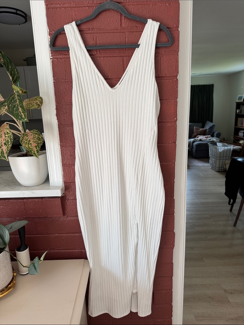 Sleeveless White Ribbed V-Neck Midi Dress with Slit and Lining Large